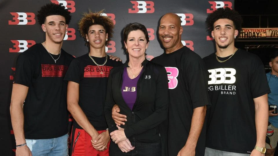 LaMelo Ball與家人一起合影，展示“三兄弟組合”的強大聯手。