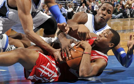 Kyle Lowry 與 Dwight Howard 在比賽中的對抗，展現堅韌拼搏