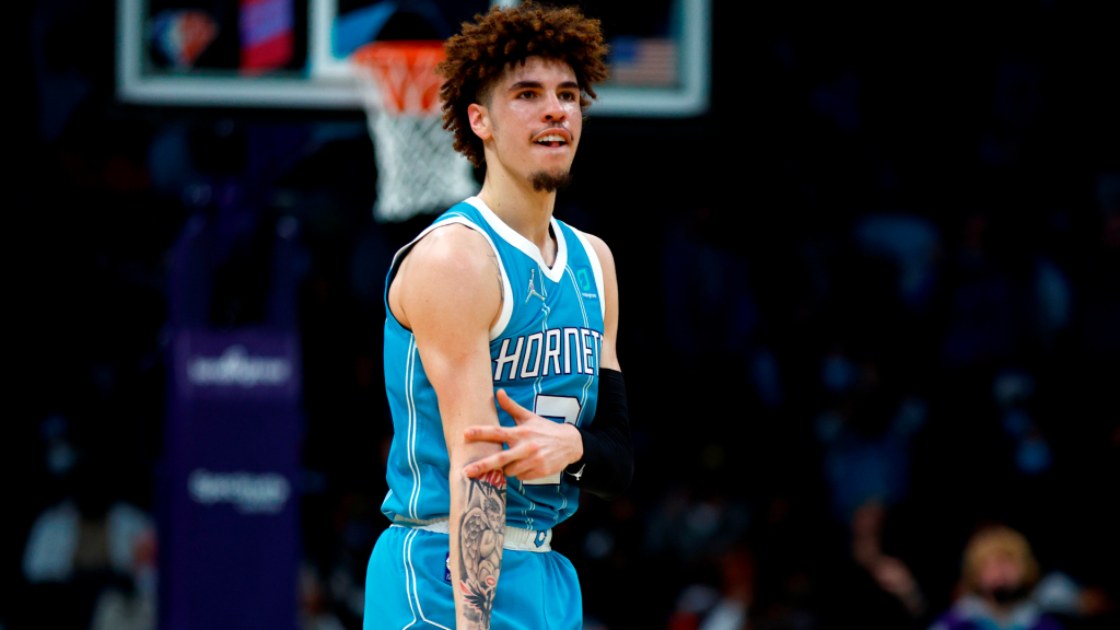  LaMelo Ball穿著夏洛特黃蜂隊的球衣，專注於比賽並展現出他的技能。