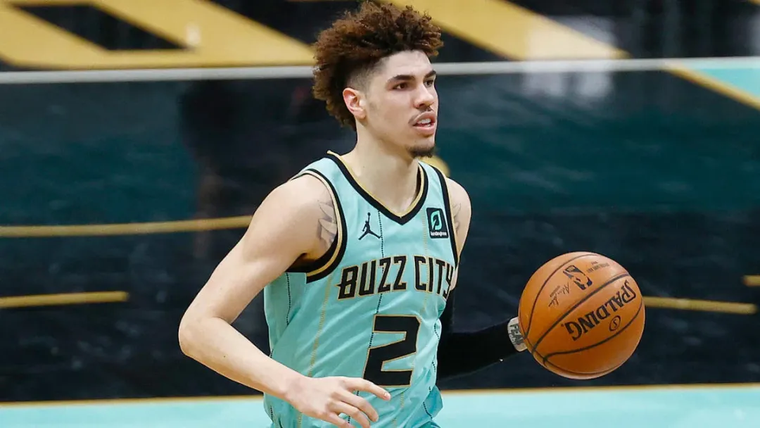 LaMelo Ball在2020年NBA選秀中，代表夏洛特黃蜂隊，充滿自信地走上籃球場。