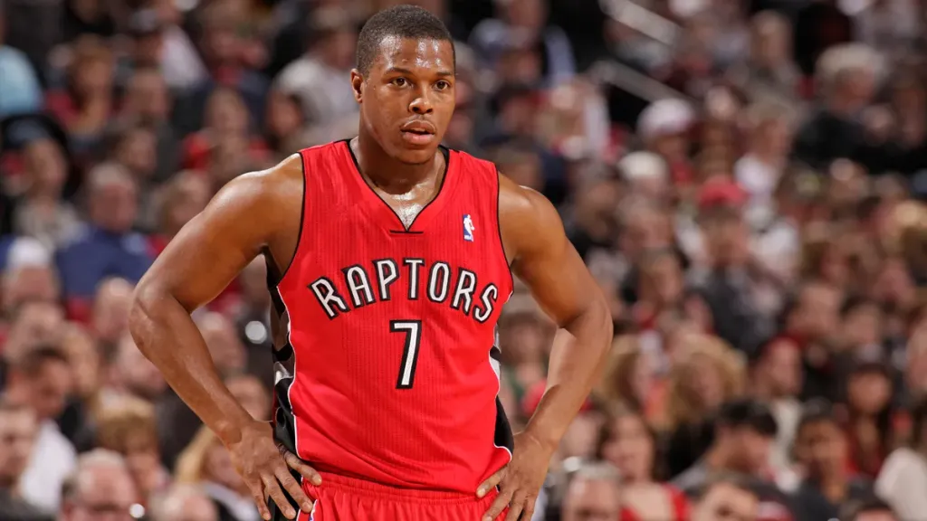Kyle Lowry 穿著多倫多暴龍球隊的紅色球衣，展示堅定的領袖氣質
