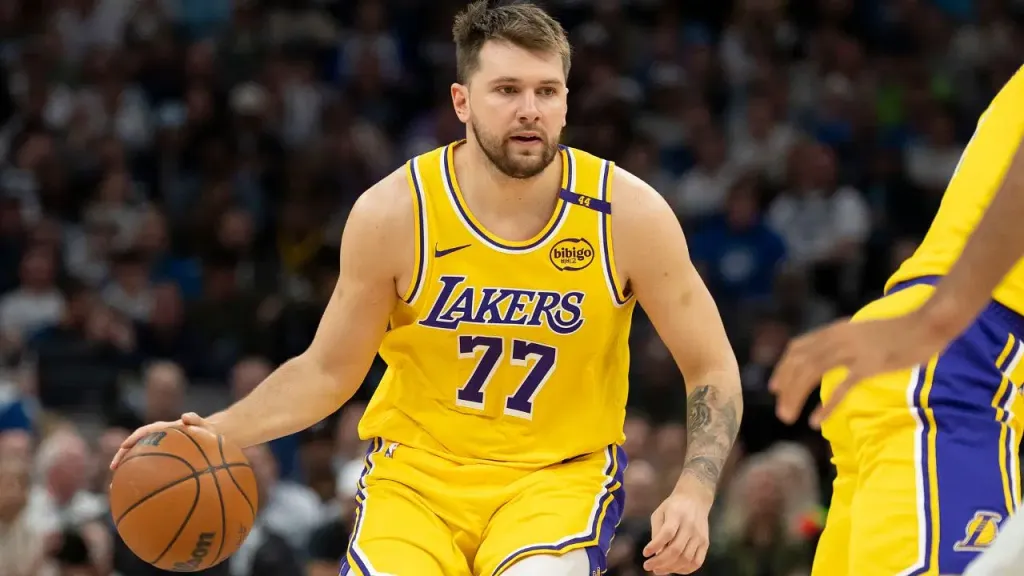 Luka Dončić 穿著洛杉磯湖人隊 77 號球衣在場上運球的圖像