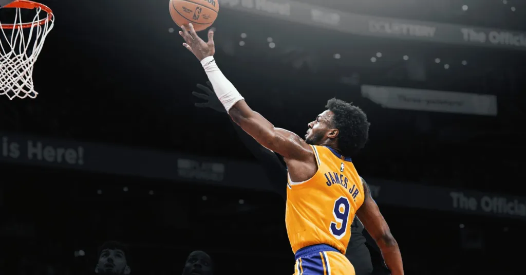 NBA 年輕球員 Bronny James Jr. 在賽場上進行上籃動作