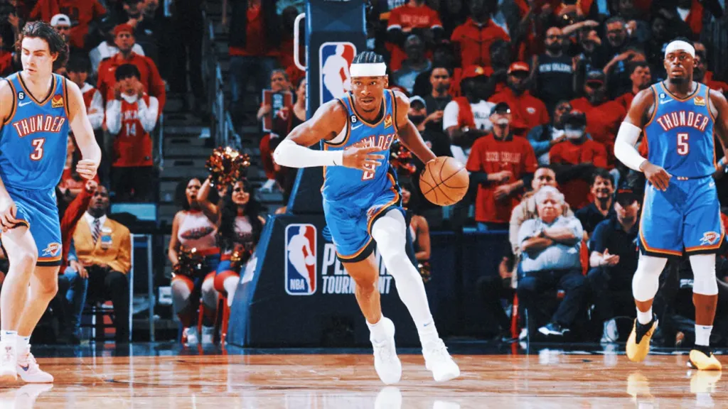 NBA球星SGA（Shai Gilgeous-Alexander）持球快速推進，身穿俄克拉荷馬雷霆隊球衣，展現高超運球技術。